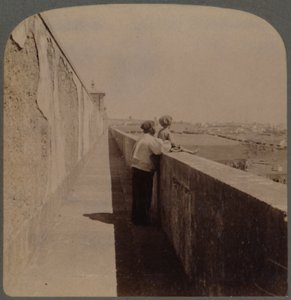 Longa caminhada ao longo do antigo aqueduto - 1729-49 - abastece a cidade de água, Lisboa, Portugal, 1902. de Underwood and Underwood
