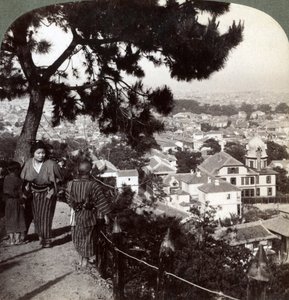 Olhando para o sudeste das alturas coroadas de pinheiros de Suwa-yama sobre Kobe, Japão, 1904 de Underwood and Underwood