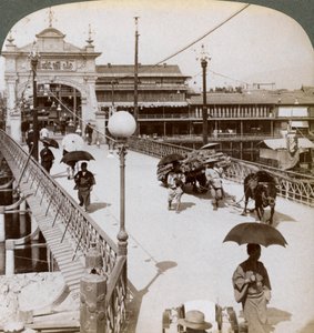 Olhando para o oeste sobre o rio Kamo Kamogawa na ponte de Shijo, Kyoto, Japão, 1904. de Underwood and Underwood