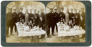 Almoço com o general Nogi na sede japonesa, Port Arthur, Manchúria, 1904. de Underwood and Underwood