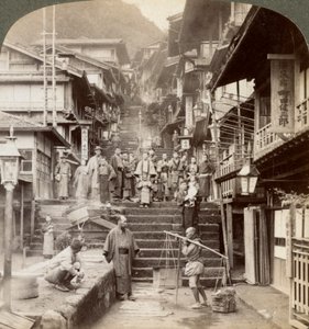 Rua principal acima do lado íngreme do Monte Haruna em uma famosa vila de Hot Springs, Ikao, Japão, 1904. de Underwood and Underwood