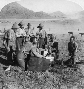 Fazendo gás para um dos balões de guerra em Slingersfontein, África do Sul, Boer War, 1900. de Underwood and Underwood