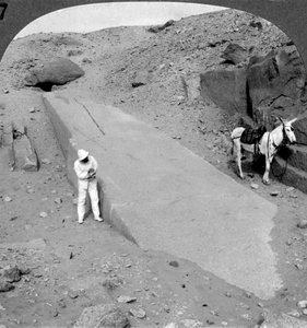 Obelisco de noventa e dois pés ainda na pedreira de Assuan Aswan, Egito, 1905. de Underwood and Underwood