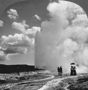 Gêiser fiel velho, parque nacional de Yellowstone, EUA, início do século XIX. de Underwood and Underwood
