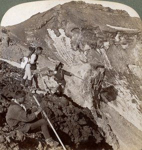 Espreitando da borda incrustada de lava na cratera do Monte Fujis Fujiyamas, Japão, 1904.