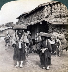 Mendigos peregrinos batendo pequenos gongos, perto do Lago Kawaguchi, Japão, 1904 de Underwood and Underwood