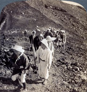 Peregrinos no final de sua subida ao Monte Fuji Fujiyama, Japão, 1904. de Underwood and Underwood