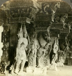 Pilares de um templo hindu, Madurai, Índia, c1900s. de Underwood and Underwood