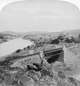 A ponte Pom-pom e a Boer sedia a estação de telégrafo, rio Tugela, Natal, África do Sul, 1901. de Underwood and Underwood