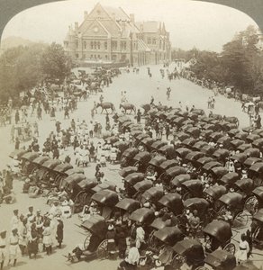 Riquexós diante de Christ Church, Simla, Índia, 26 de junho de 1902. de Underwood and Underwood