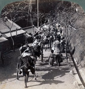 Montando no Templo Daijingu, para o festival de culto xintoísta da Deusa do Sol, Yokohama, Japão, 1904. de Underwood and Underwood