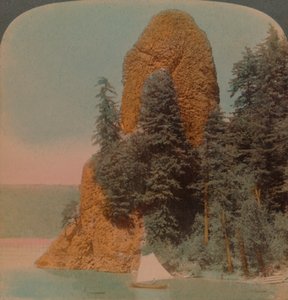 Rooster Rock, curiosa formação rochosa ao longo do rio Columbia, Oregon, 1902. Artistas: Elmer Underwood, Bert Elias Underwood. de Underwood and Underwood
