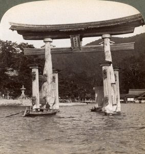 Portão torii sagrado subindo do mar, santuário de Itsukushima, ilha de Miyajima, Japão, 1904 de Underwood and Underwood