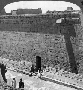 Cenas de batalhas e perseguições esculpidas em uma parede de Medinet Habu, Tebas, Egito, 1905. de Underwood and Underwood