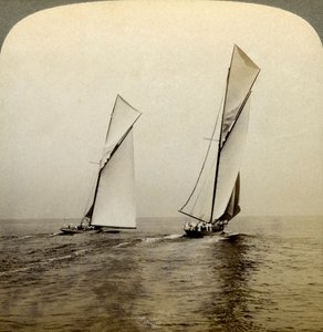 Shamrock I e Shamrock III em uma corrida experimental em Sandy Hook, EUA. de Underwood and Underwood