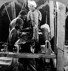 Tecelões de xaile, Caxemira, Índia, c1900s. de Underwood and Underwood
