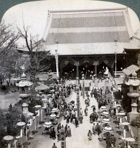 Frente sul do Templo de Asakusa, Tóquio, Japão, 1904 de Underwood and Underwood