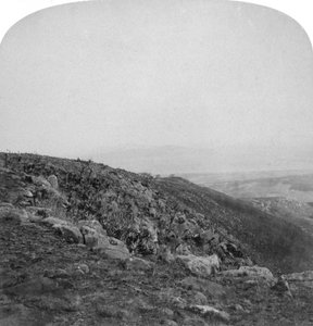 Inclinação sul de Spion Kop, África do Sul, Guerra dos Bôeres, 1901. de Underwood and Underwood