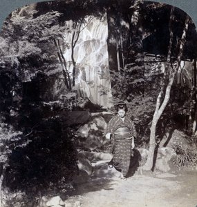 Espirrando as águas de uma cachoeira em Yumoto, Japão, 1904. de Underwood and Underwood