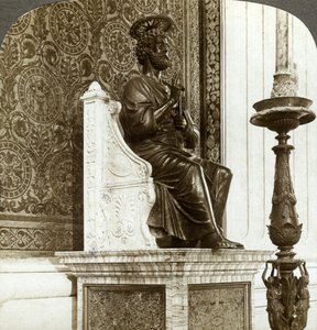 Estátua de São Pedro, St Peters Basilica, Roma, Itália. de Underwood and Underwood