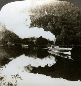 Iate a vapor no Loch Katrine, na Escócia. de Underwood and Underwood