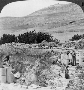 Degraus que levam ao poço de Jacobs, olhando para noroeste, Palestina Israel, 1905. de Underwood and Underwood