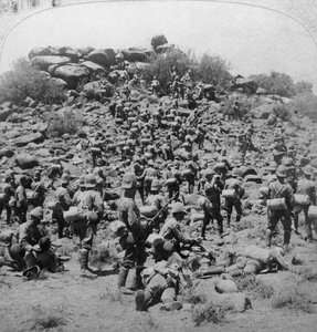 Ataque do Boer kopje pelos Suffolks em Colesberg, África do Sul, Boer War, 1900. de Underwood and Underwood