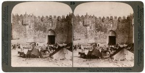 O portão de Damasco, a entrada norte de Jerusalém, Palestina, 1896. de Underwood and Underwood