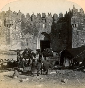 O portão de Damasco, a entrada norte de Jerusalém, Palestina, 1899. de Underwood and Underwood