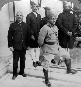 O marajá de Gwalior em casa, Madhya Pradesh, Índia, c1900s. de Underwood and Underwood