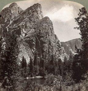 Os Três Irmãos, Vale de Yosemite, Califórnia, EUA, 1902 de Underwood and Underwood