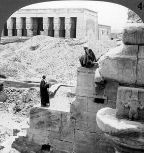 O belo templo de Hathor em Denderah, Egito, 1905. de Underwood and Underwood