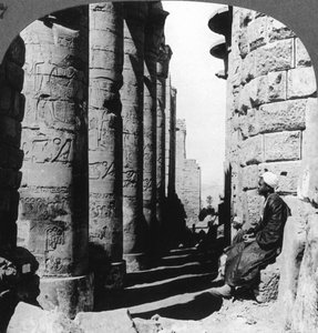 A famosa colunata no grande templo de Karnak, Tebas, Egito, 1905. de Underwood and Underwood