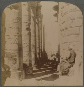 A famosa colunata do grande Salão Hipostilo no Templo de Karnak, Tebas, Egito, 1897. de Underwood and Underwood