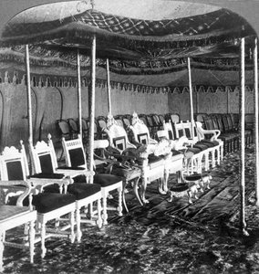 O dossel de ouro na tenda de Durbar do Marajá da Caxemira, Deli, Índia, 1903. de Underwood and Underwood