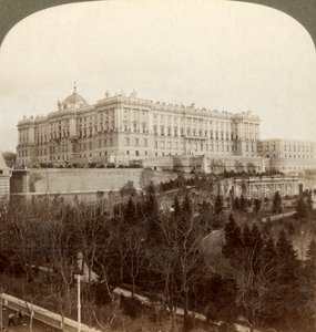 O imponente Palácio Real e o Parque Real Campo del Moro ... Madrid, Espanha, 1902. de Underwood and Underwood