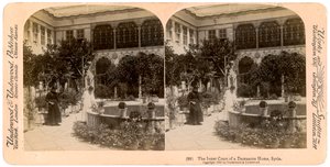 O tribunal interno de uma casa de Damasco, na Síria, em 1900. de Underwood and Underwood