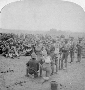 Os prisioneiros Boer dominados descansando na estrada de Paardeberg até o rio Modder, 1900 de Underwood and Underwood