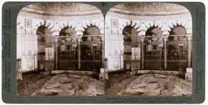 A rocha sagrada, onde ficava o Templo Alter, monte Moriah, Jerusalém, Palestina, 1900. de Underwood and Underwood