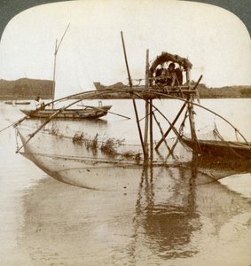 Trabalhador do mar, com sua curiosa rede de pesca, baía de Matsushima, Japão, 1904 de Underwood and Underwood