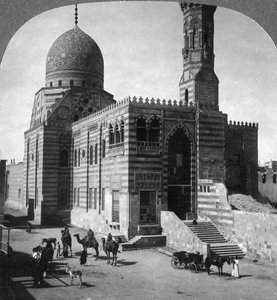 Mesquita do túmulo do sultão Kait Bey, Cairo, Egito, 1905. de Underwood and Underwood