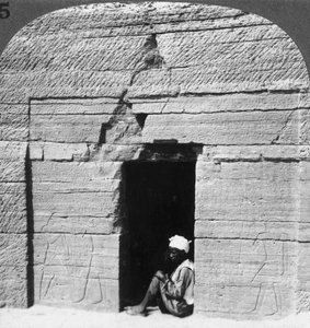 Túmulo de Harkhuf, um barão de fronteira nos dias dos construtores de pirâmides, Assuan Aswan, Egito, 1905. de Underwood and Underwood