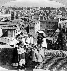Duas mulheres em traje tradicional em Roma, Itália. de Underwood and Underwood