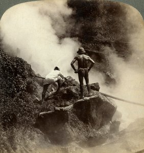 Assistindo a uma erupção de vapor e lama fervendo no meio do vulcão Aso-san, Japão, 1904 de Underwood and Underwood