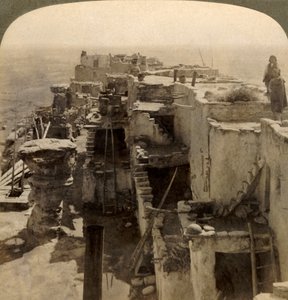 Wolpi ... um pueblo chefe da misteriosa raça Moki Cliff Dwellers, Arizona, EUA, 1901. de Underwood and Underwood