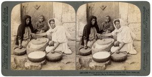 Mulheres moendo na fábrica, Palestina, 1900. de Underwood and Underwood