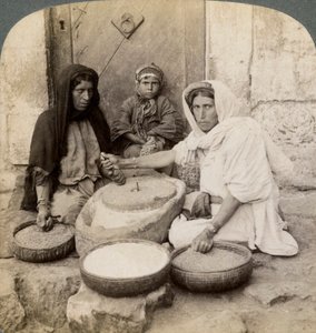 Mulheres moendo na fábrica, Palestina, 1900. de Underwood and Underwood