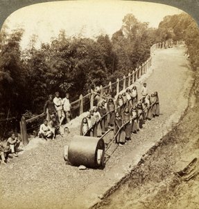 Mulheres que trabalham na estrada de Darjeeling, Índia. de Underwood and Underwood