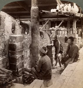 Trabalhadores assistindo fornos cheios de porcelana Awata, obras de Kinkosan, Kyoto, Japão, 1904 de Underwood and Underwood