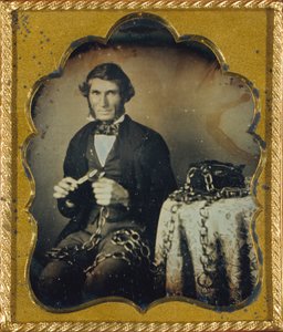 [Artista popular com corrente de madeira esculpida]. de Unidentified